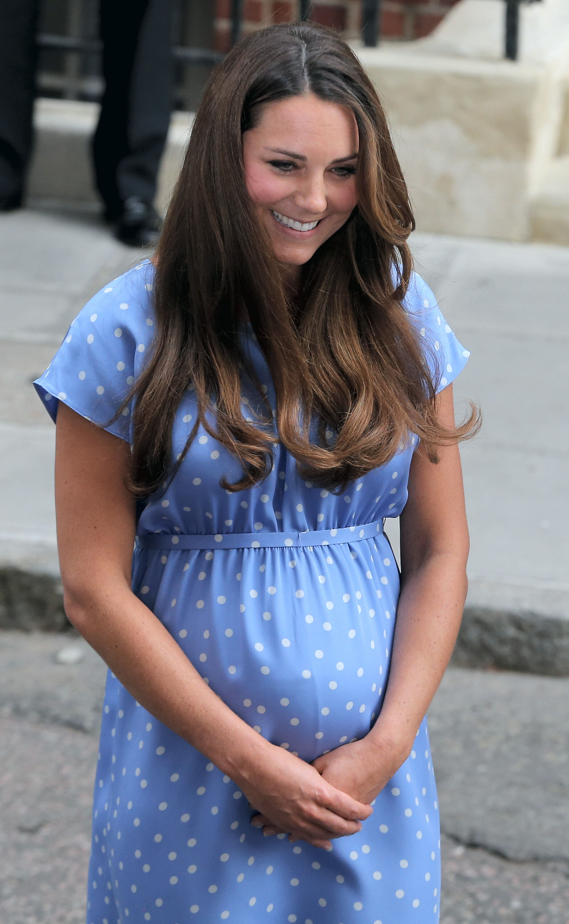 Kate Middleton deixando a maternidade após o nascimento de George