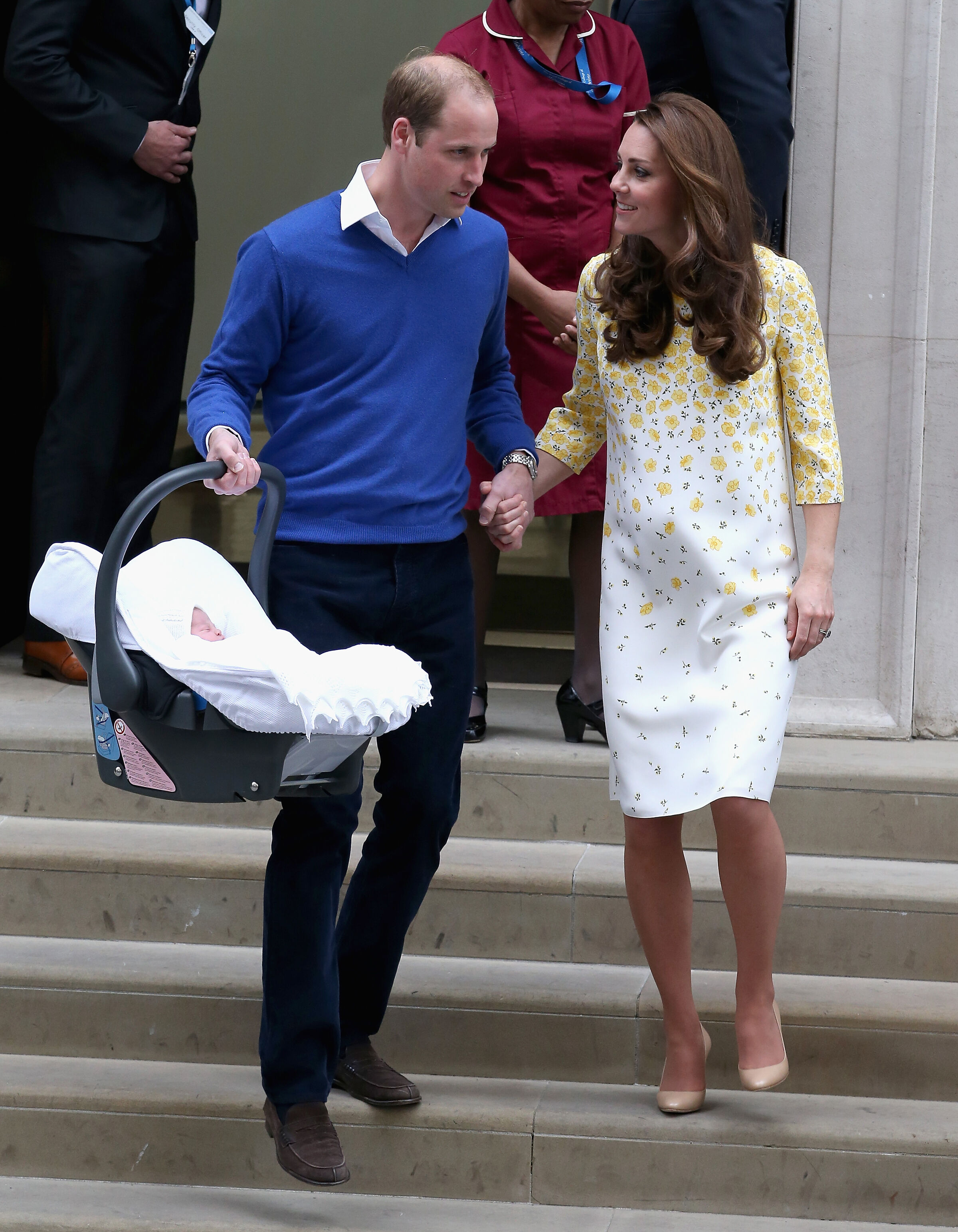Kate Middleton e príncipe William deixando a maternidade após o nascimento de Charlotte