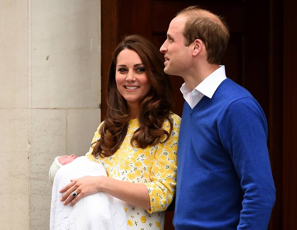 Kate Middleton e príncipe William deixando a maternidade após o nascimento de Charlotte