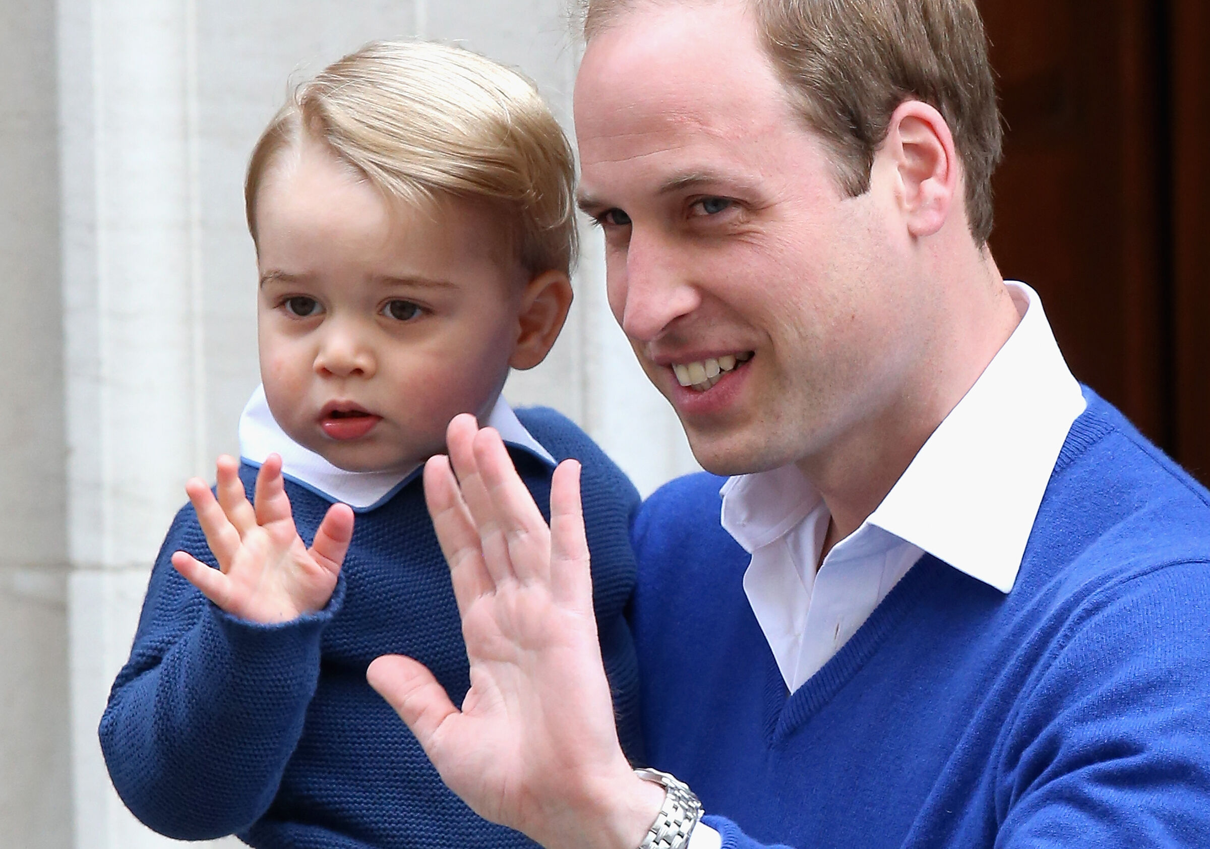 Principe William leva George para conhecer a irmã Charlotte na maternidade