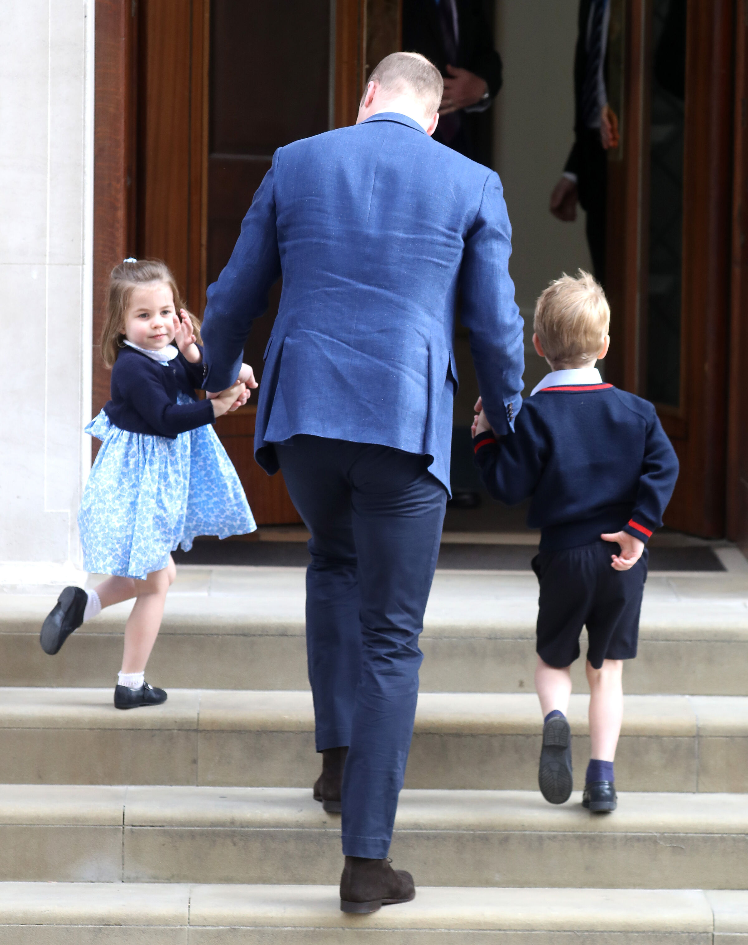 Príncipe William leva George e Charlotte para conhecerem o irmão caçula