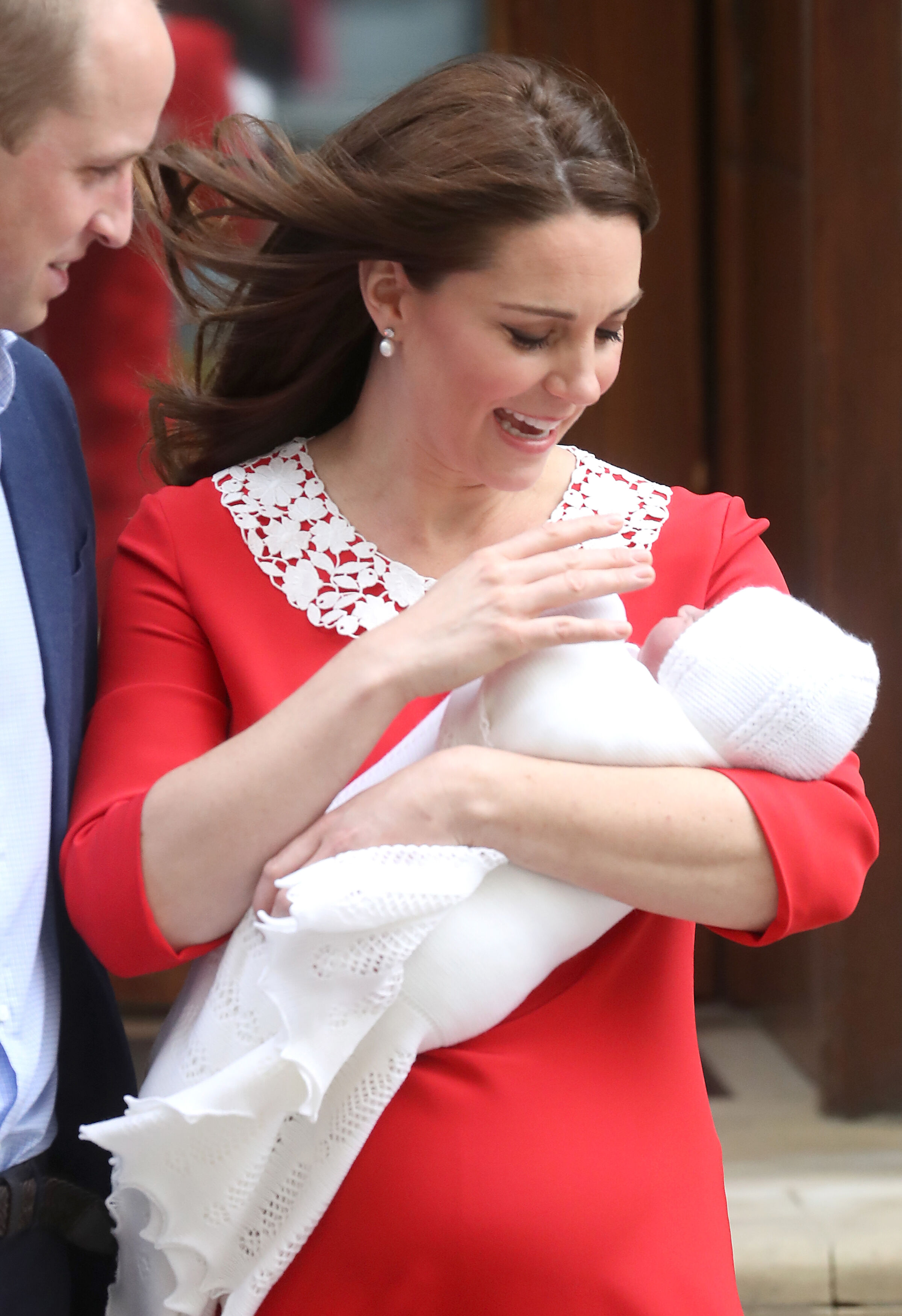 Kate Middleton e William apresentam o terceiro filho para a imprensa