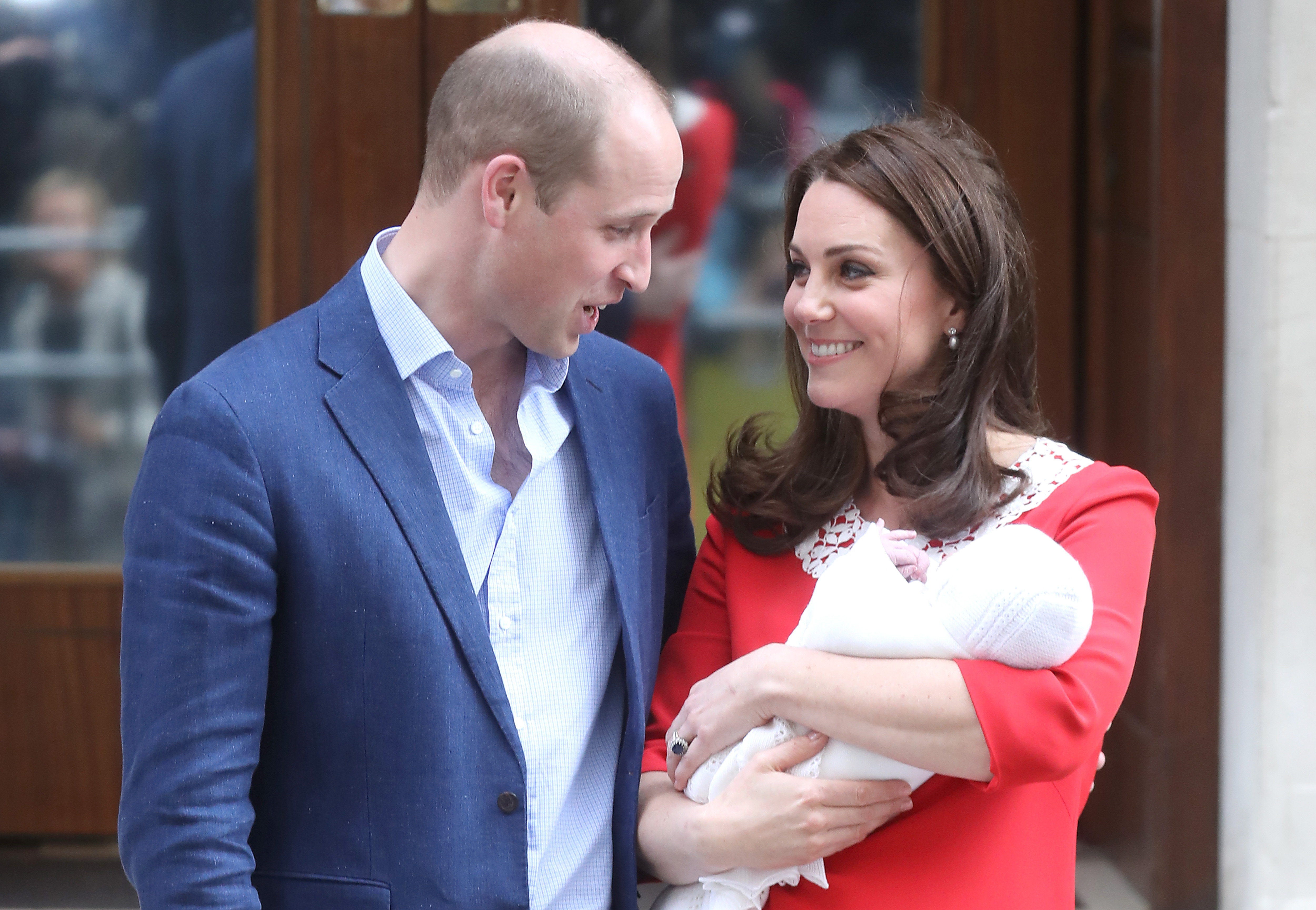 Kate Middleton e príncipe William deixando a maternidade após o nascimento do terceiro filho