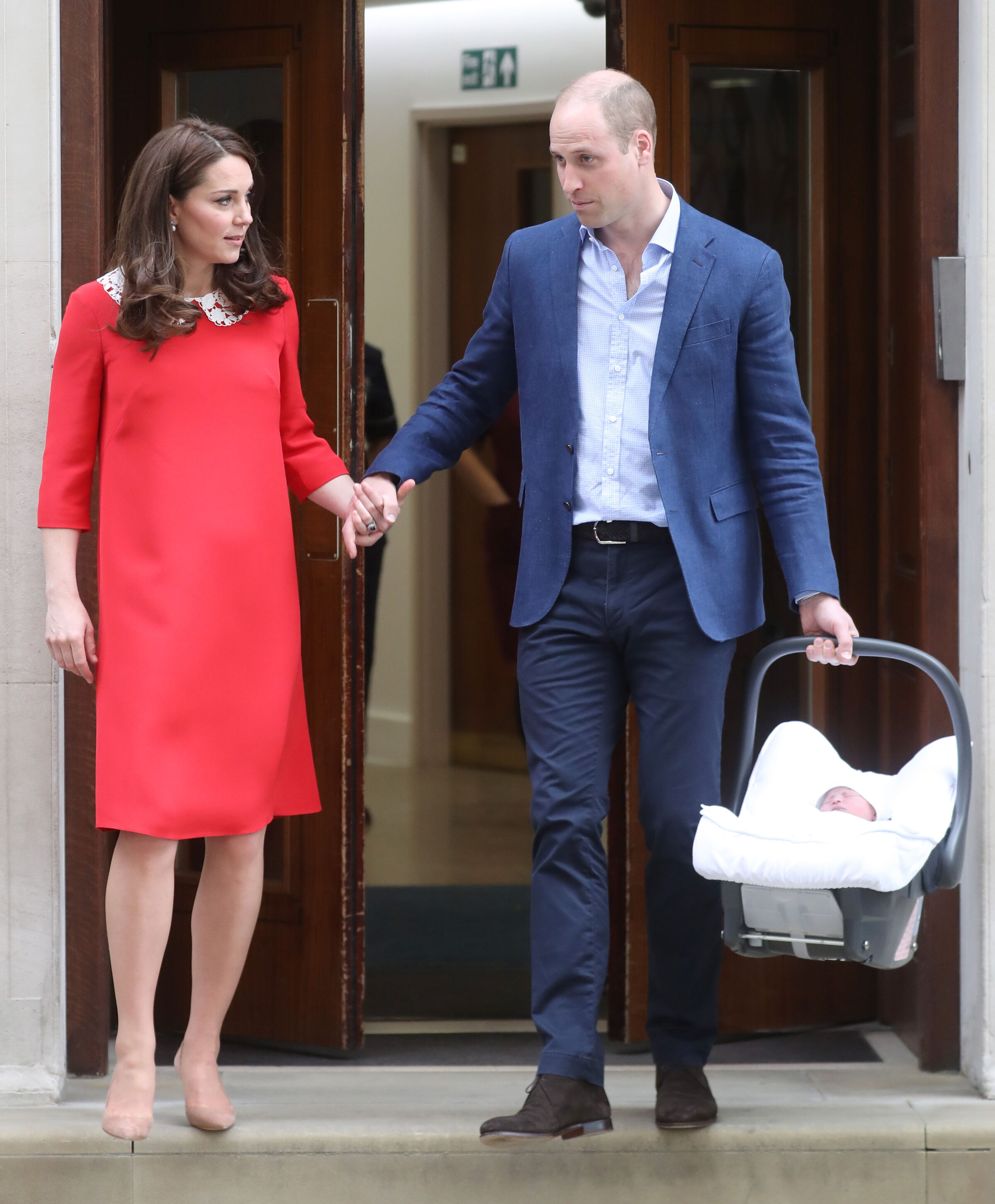 Kate Middleton e príncipe William deixando a maternidade após o nascimento do terceiro filho