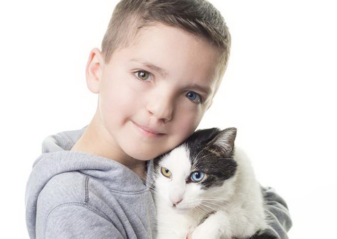 Vítima de bullying, menino adota gato “gêmeo” e especial como ele