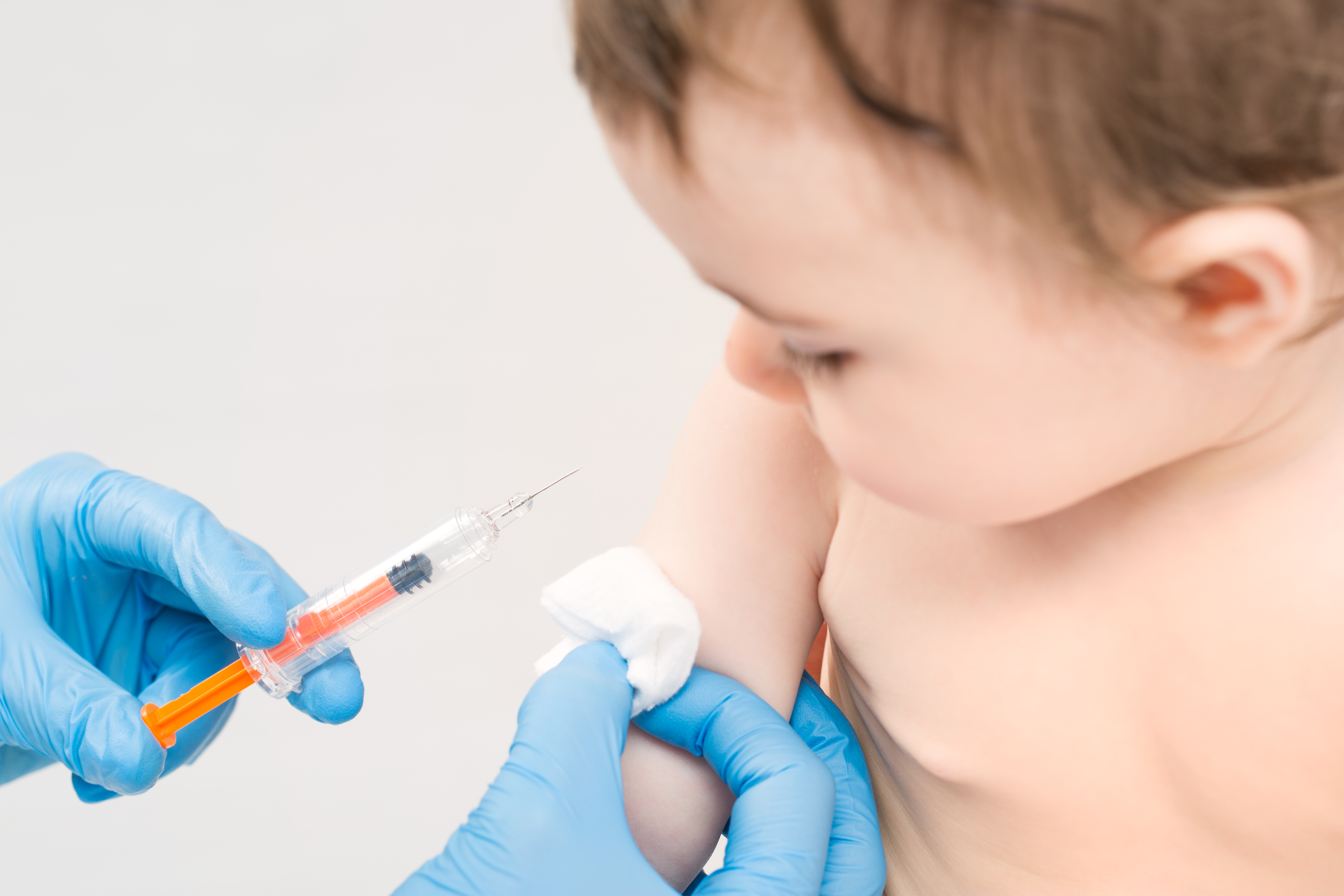 Vacinação registra queda histórica e médicos alertam para volta de doenças