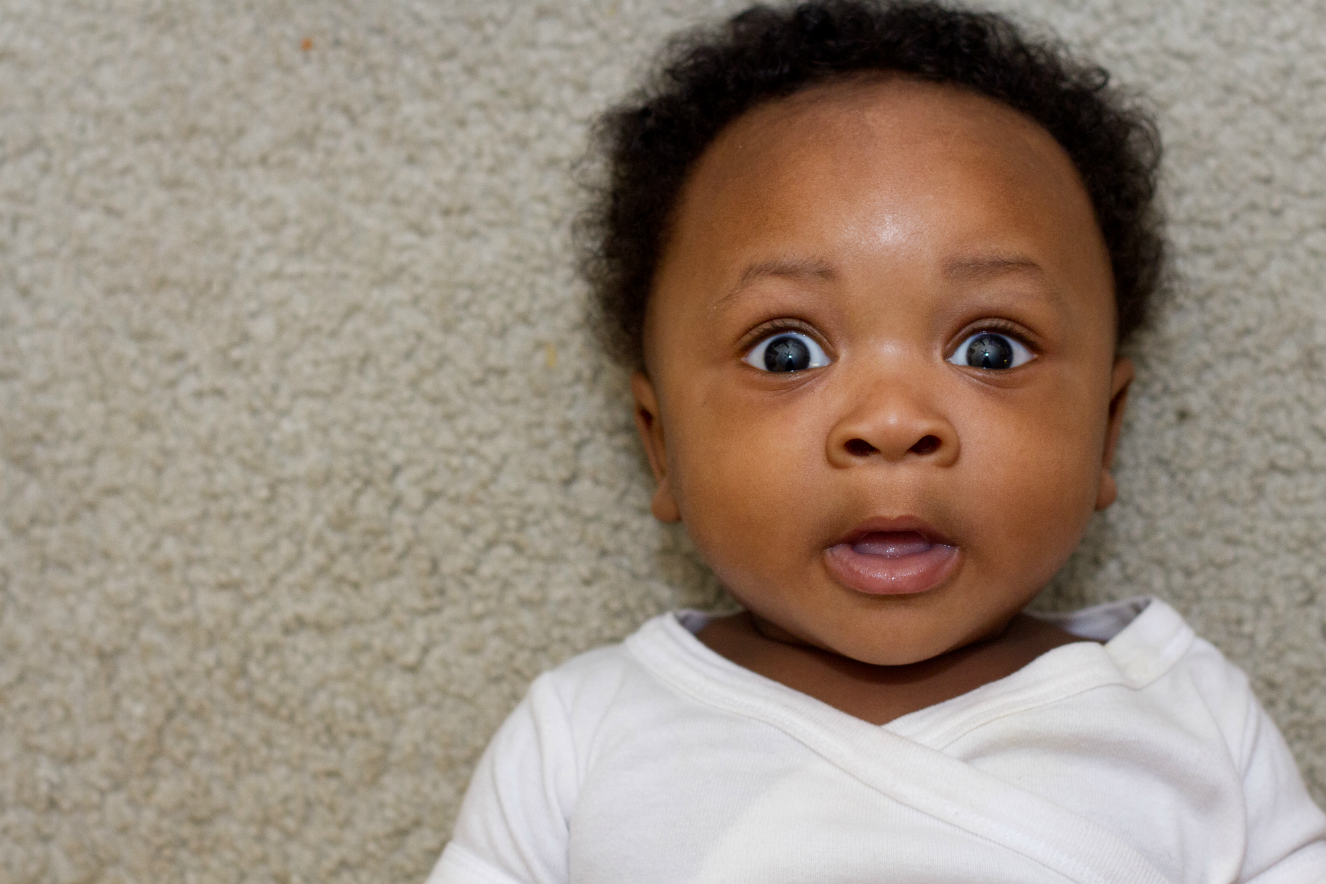 Bebês preferem ouvir sons de outros bebês do que dos pais, aponta estudo