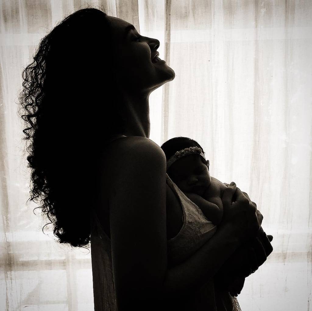 “Torre os mamilos no sol”, diz Débora Nascimento sobre amamentação