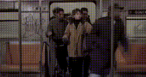 Pessoas entrando desesperadamente no metrô Pessoas entrando desesperadamente no metrô