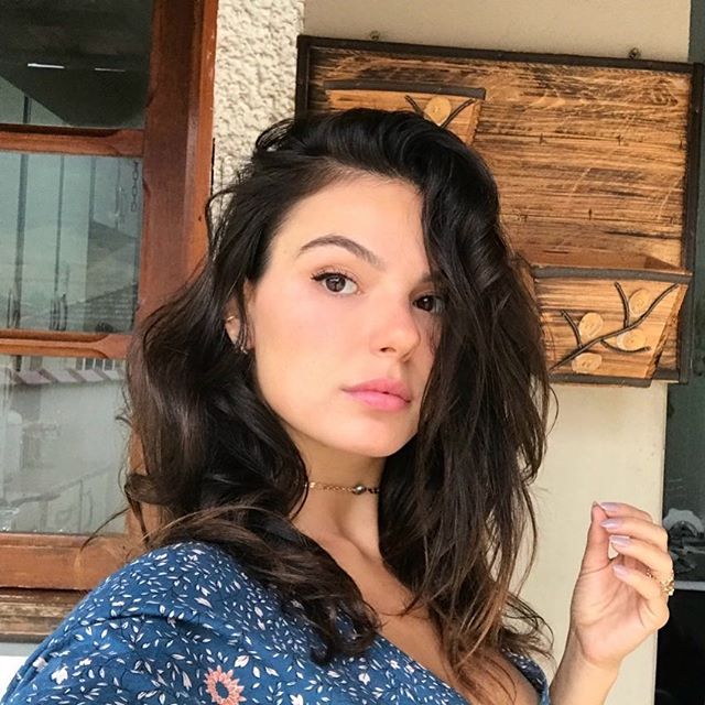 Grávida, Isis Valverde aparece loira e causa na web: pode tingir o cabelo?