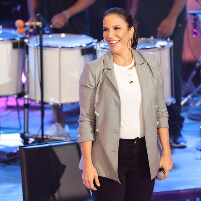 Ivete Sangalo fala sobre a saudade que sente da mãe: “Eu converso com ela”