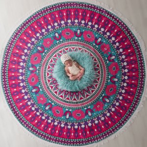 Bebê recém-nascido deitado em uma mandala rosa e azul Bebê recém-nascido deitado em uma mandala rosa e azul