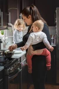 Maternidade real: fotógrafa registra a rotina de mães e filhos em projeto