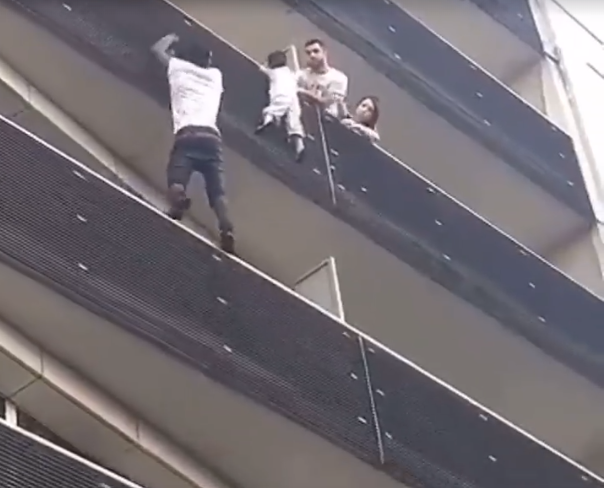 Vídeo: homem escala prédio para resgatar criança que ficou pendurada