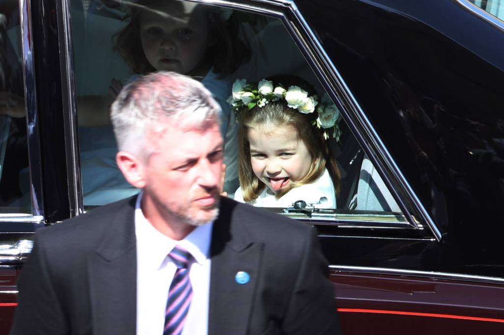 Princesa Charlotte Mostra Lingua para os fotografos no casamento real