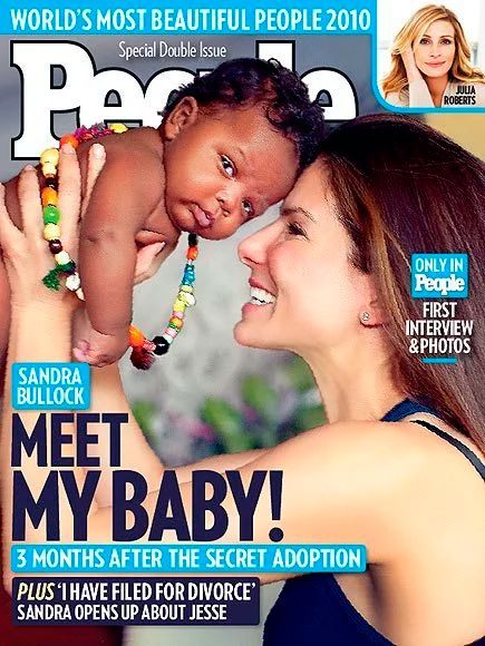 Sandra Bullock com o filho Louis na capa da revista People