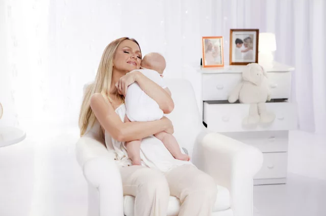 Eliana aparece amamentando Manuela em campanha de doação de leite materno