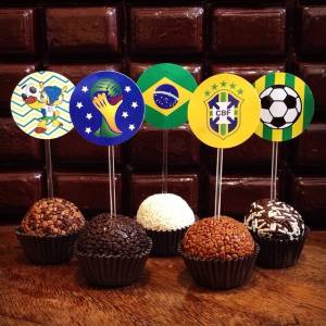 Brigadeiros decorados com plaquinhas referentes a Copa do Mundo