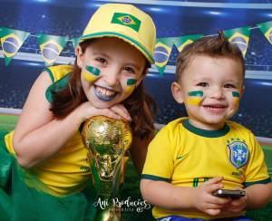 Bebês fantasiados com verde e amarelo para ensaio com o tema de Copa do Mundo