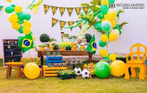 Decoração baseada em Copa do Mundo, com balões verde e amarelo