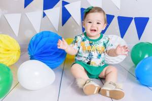 Bebê fantasiado com verde e amarelo para ensaio com o tema de Copa do Mundo