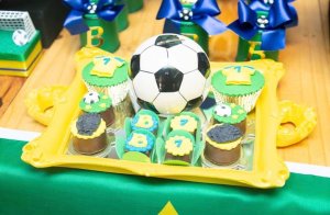 Cupcakes inspirados em Copa do Mundo, com desenhos de camisetas, bolas