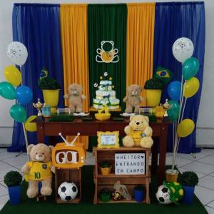 Decoração baseada em Copa do Mundo, com balões verde e amarelo