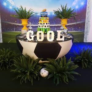 Decoração baseada em Copa do Mundo, com bastantes flores