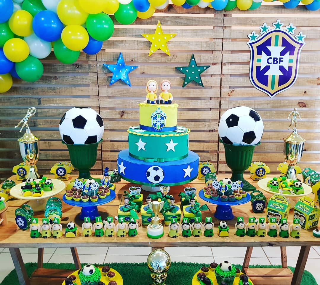 Decoração baseada em Copa do Mundo, com balões verde e amarelo