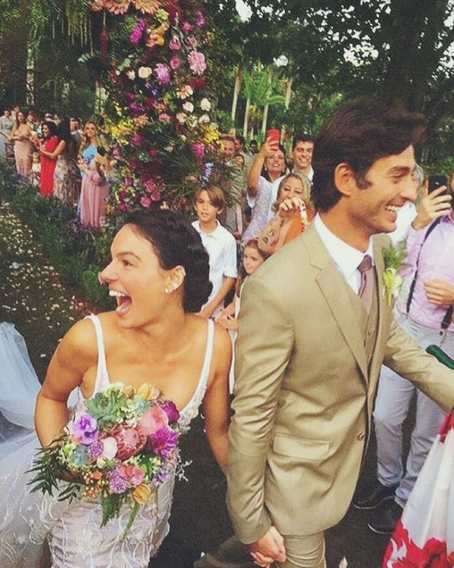 Isis Valverde homenageou o seu bebê em buquê de flores do casamento