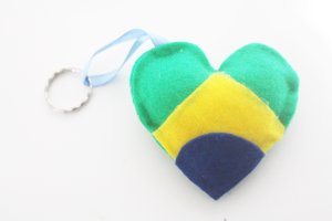 Lembrancinhas de Copa do Mundo: chaveiros e garrafas personalizadas