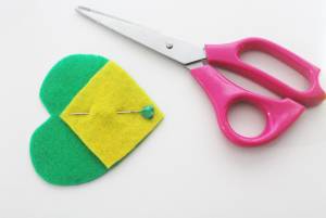 Recorte os excessos do feltro amarelo para que ele fique com o formato do feltro verde. Lembrancinhas de Copa do Mundo: chaveiros e garrafas personalizadas