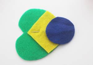 Recorte os excessos do feltro amarelo para que ele fique com o formato do feltro verde. Lembrancinhas de Copa do Mundo: chaveiros e garrafas personalizadas