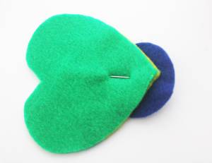 Recorte os excessos do feltro amarelo para que ele fique com o formato do feltro verde. Lembrancinhas de Copa do Mundo: chaveiros e garrafas personalizadas