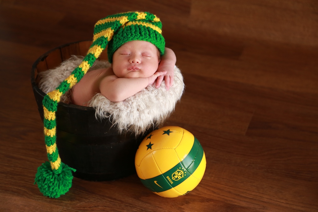Bebê no ensaio newborn com o tema de Copa do Mundo