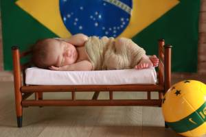 Bebê no ensaio newborn com o tema de Copa do Mundo