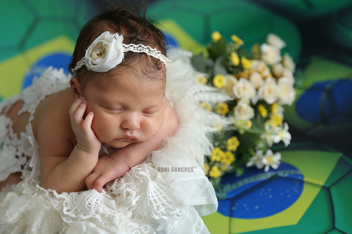 Bebê no ensaio newborn com o tema de Copa do Mundo