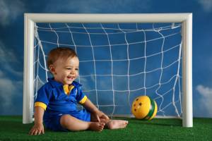 Bebê no ensaio newborn com o tema de Copa do Mundo