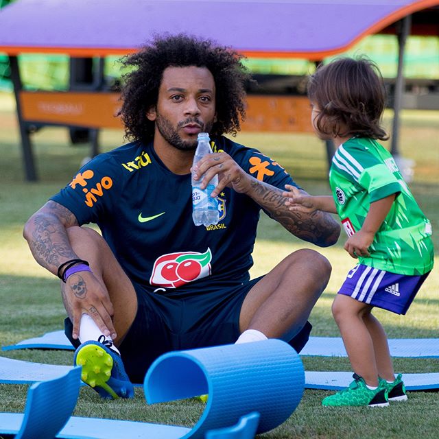 Filho mais novo do jogador Marcelo invade treino e participa de atividades