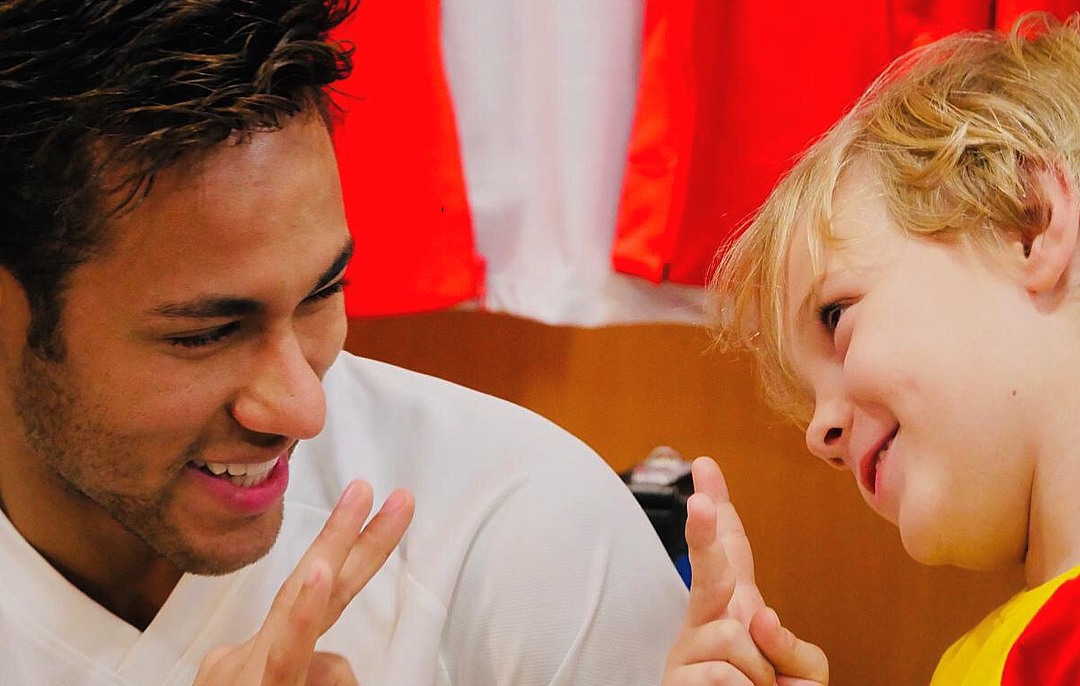 Jogador Neymar olhando para o filho loiro Davi Lucca