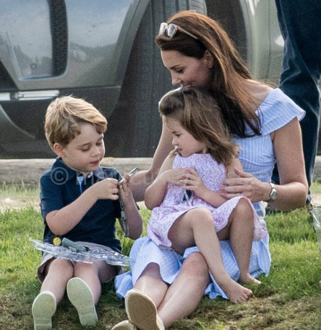 As fotos mais fofas de George e Charlotte brincando com Kate Middleton