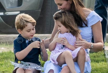 As fotos mais fofas de George e Charlotte brincando com Kate Middleton