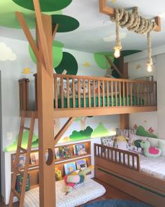 Quarto infantil colorido, com temática de natureza, com duas camas feitas de madeira