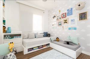 Quarto infantil decorado com duas camas em tons brancos