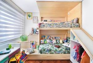 Quarto infantil colorido, com duas camas de madeiras, escrivaninha