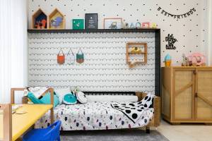 Quarto infantil com cama que lembra a decoração de Monstros S.A