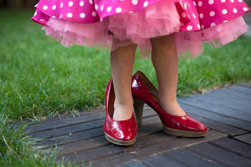 Entenda por que crianças não devem usar sapatos com saltos