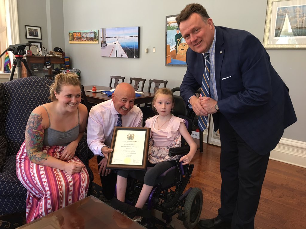 Menina com paralisia cerebral salva irmão de afogamento