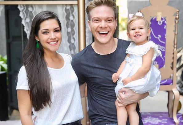 Thais Fersoza mostra cama ‘gigante’ do quarto de Melinda