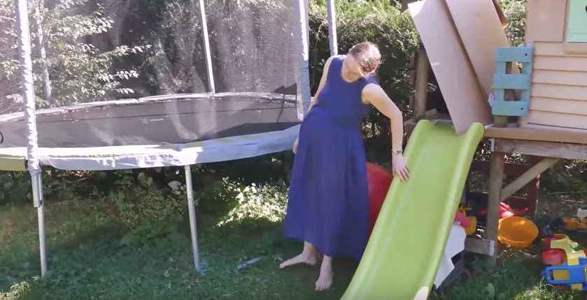 Mãe dá à luz no jardim de casa e compartilha vídeo do parto no YouTube